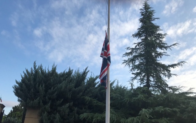 Britaniyanın Bakıdakı səfirliyində bayraqlar endirildi
