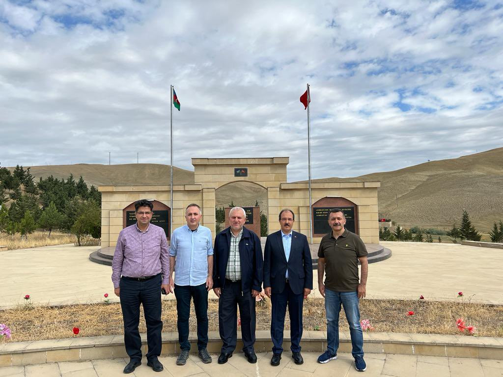 Səfir Türk Şəhidliyini ziyarət edib - FOTO