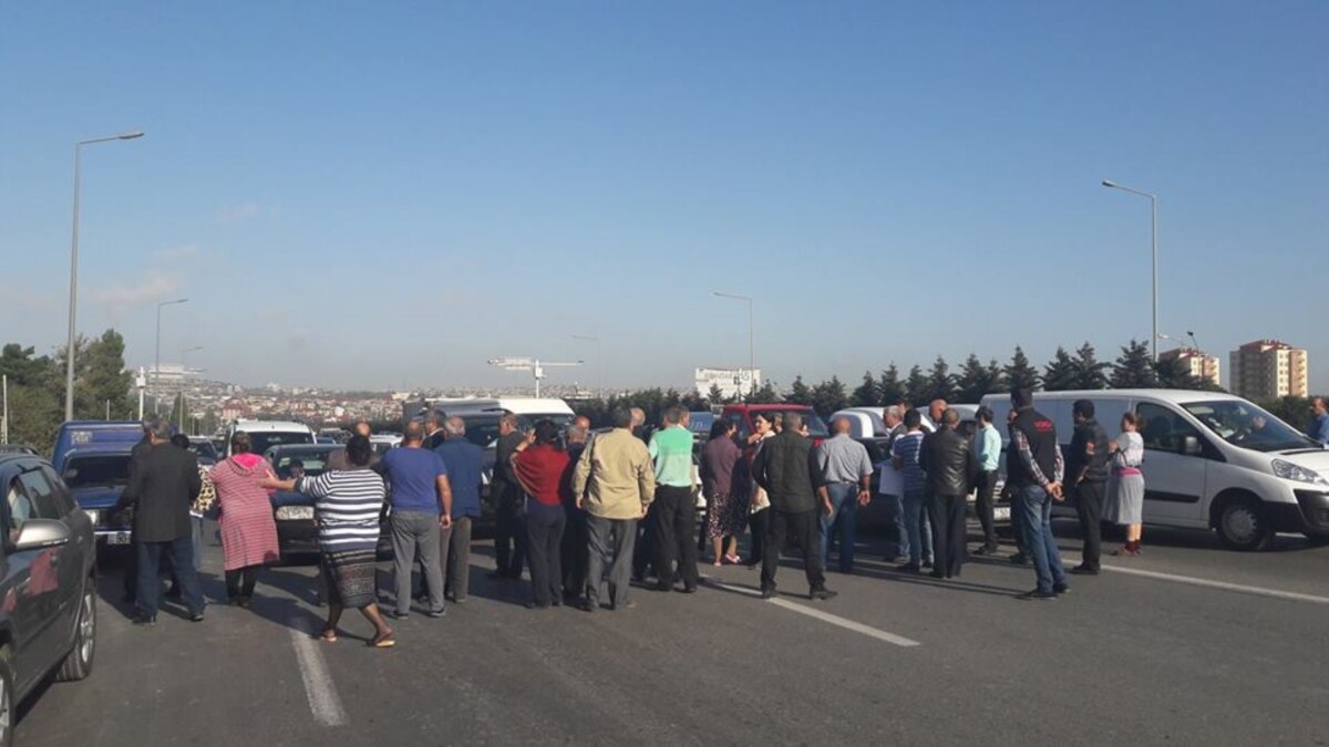 Şantaj olunan sakinlər yolu bağladılar - DİN-dən reaksiya