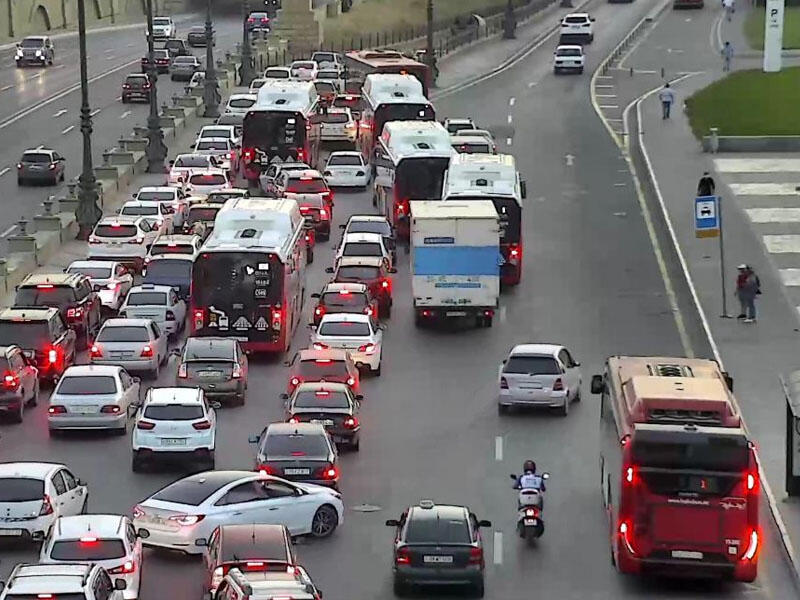 Prospektdə tıxac - Avtobuslar gecikir