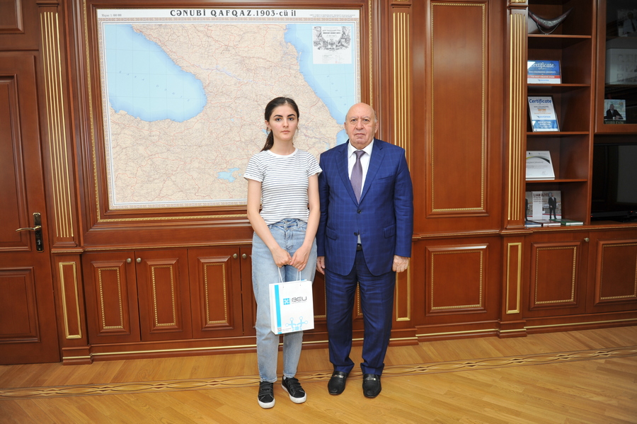 Rektor yüksək bal toplayan tələbə ilə görüşdü