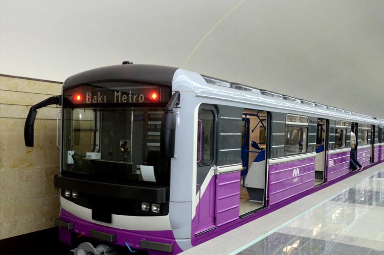 Metroda sərnişin stansiya yoluna düşdü