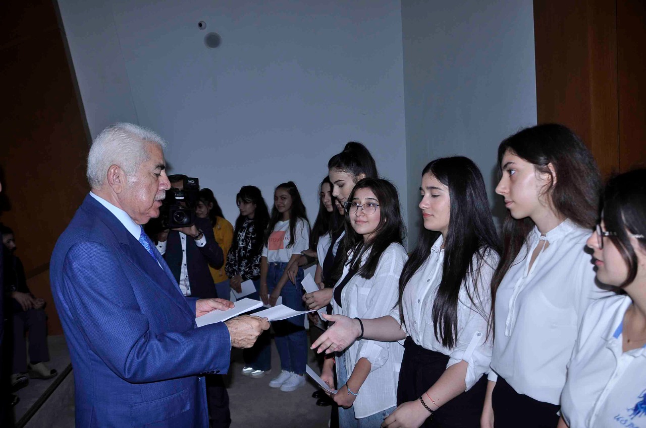 Deputat müəllim, şagird və tələbələri mükafatlandırdı