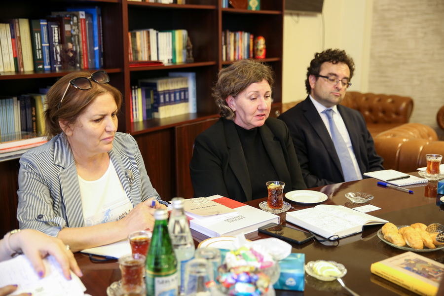 Rektor səfirliklərin missiya rəhbərləri ilə görüşüb
