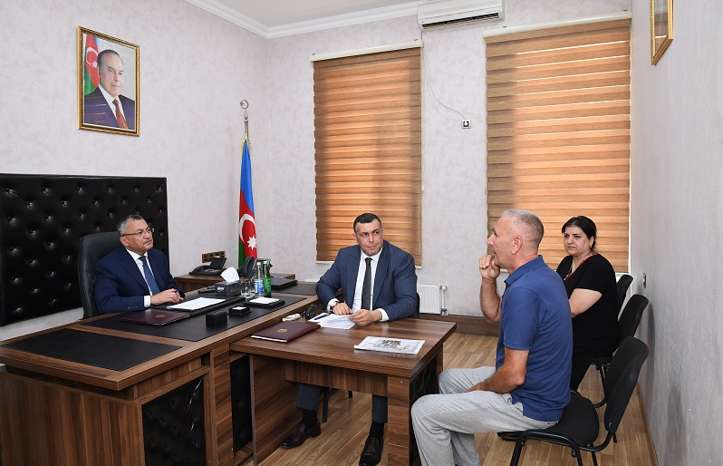 Komitə sədri vətəndaşları dinlədi