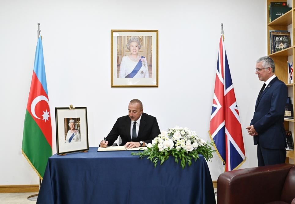 İlham Əliyev Britaniya səfirliyinə getdi, başsağlığı verdi