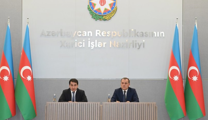 Hikmət Hacıyev və Ceyhun Bayramov brifinq keçirdi