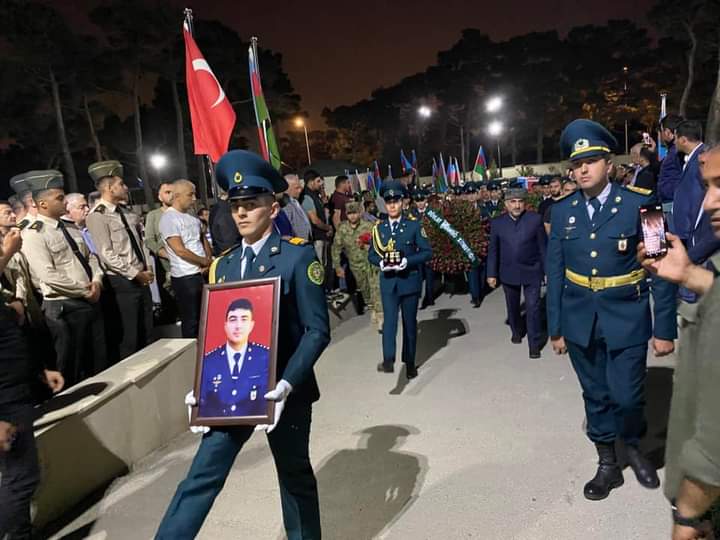 Şəhid kapitan İkinci Fəxri Xiyabanda dəfn olundu - FOTOLAR