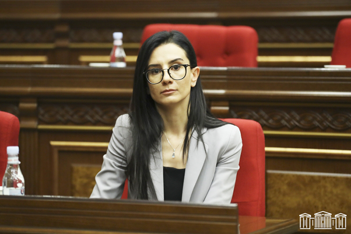 Paşinyan qadın köməkçisini vəzifədən azad etdi
