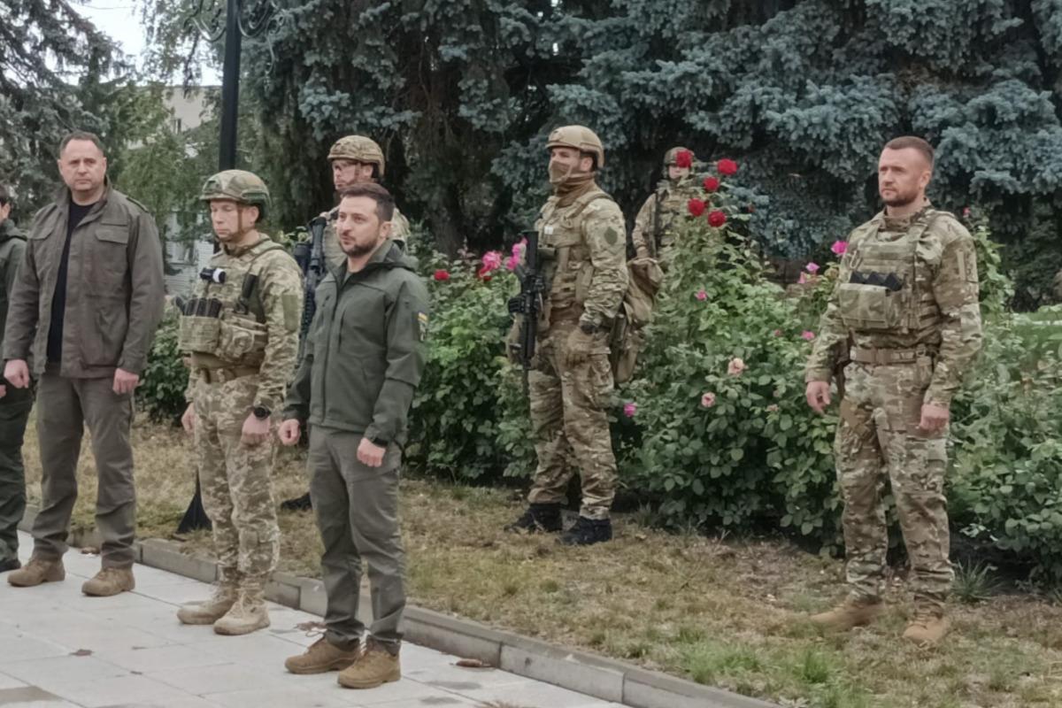 Zelenski işğaldan azad olunmuş şəhərə getdi - FOTO