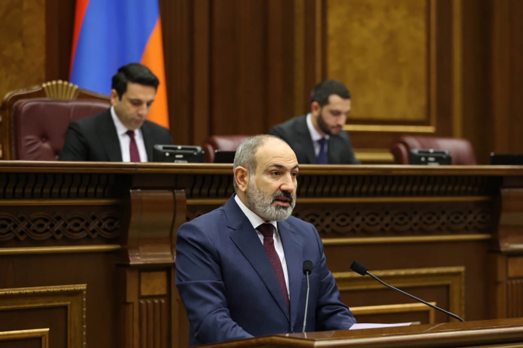Paşinyan deputatları qapalı görüşə ÇAĞIRDI
