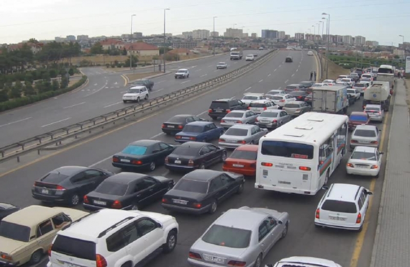 165 avtobus tıxacda qalıb