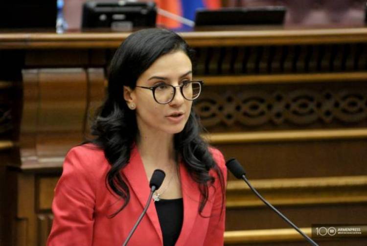 Ermənistanın qadın baş prokuroru işə başladı