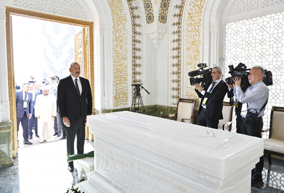 Prezident İslam Kərimovun məqbərəsini ziyarət etdi - FOTO