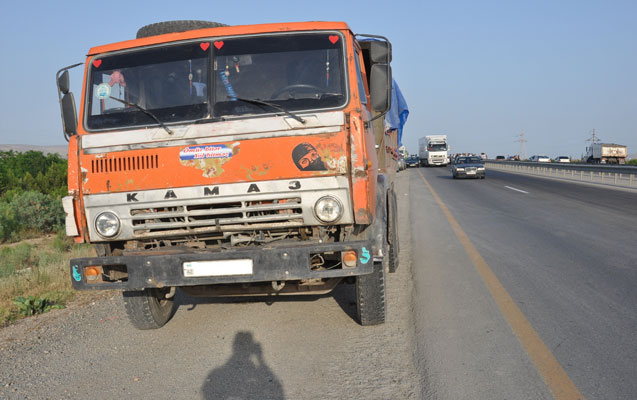“KamAZ” yol kənarında dayanan piyadanı vurdu