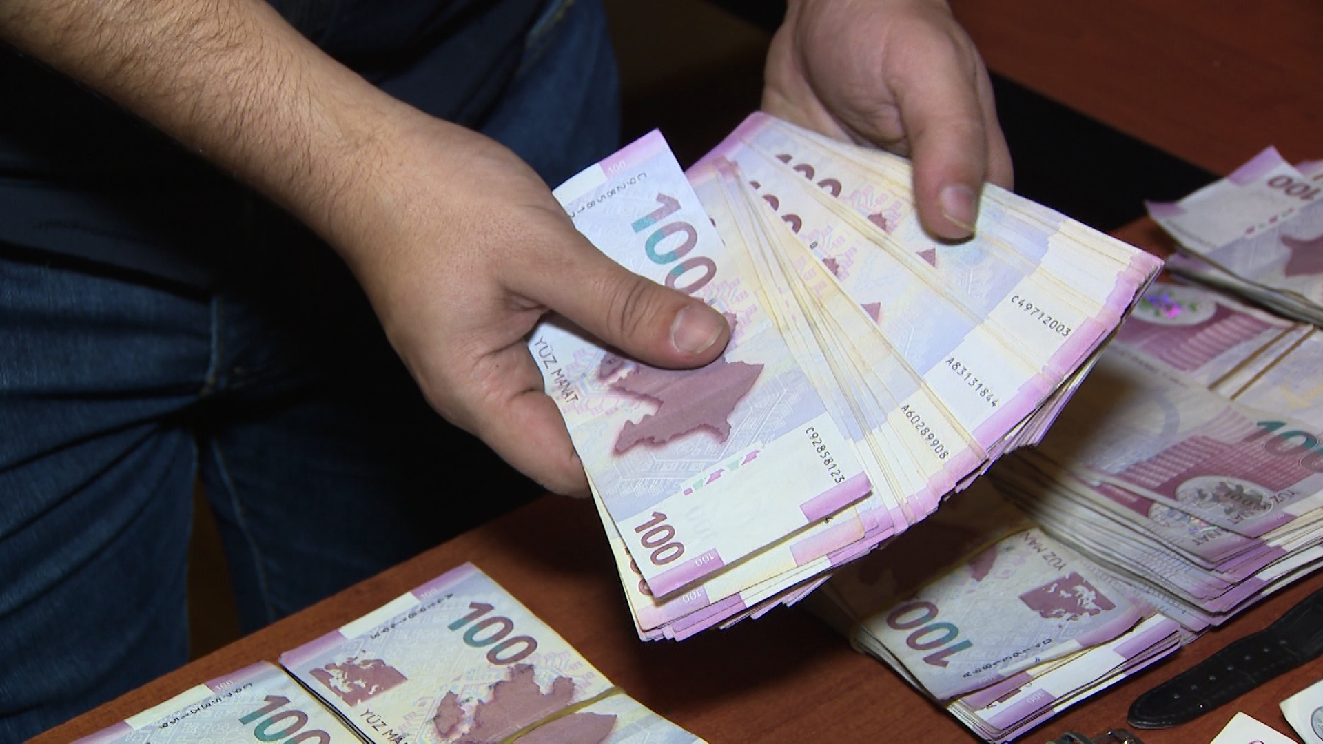 Mənzildən 19 min manat OĞURLANDI