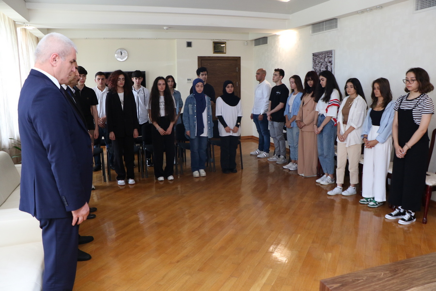 Rektor yüksək bal toplayan tələbələrlə görüşdü - FOTO