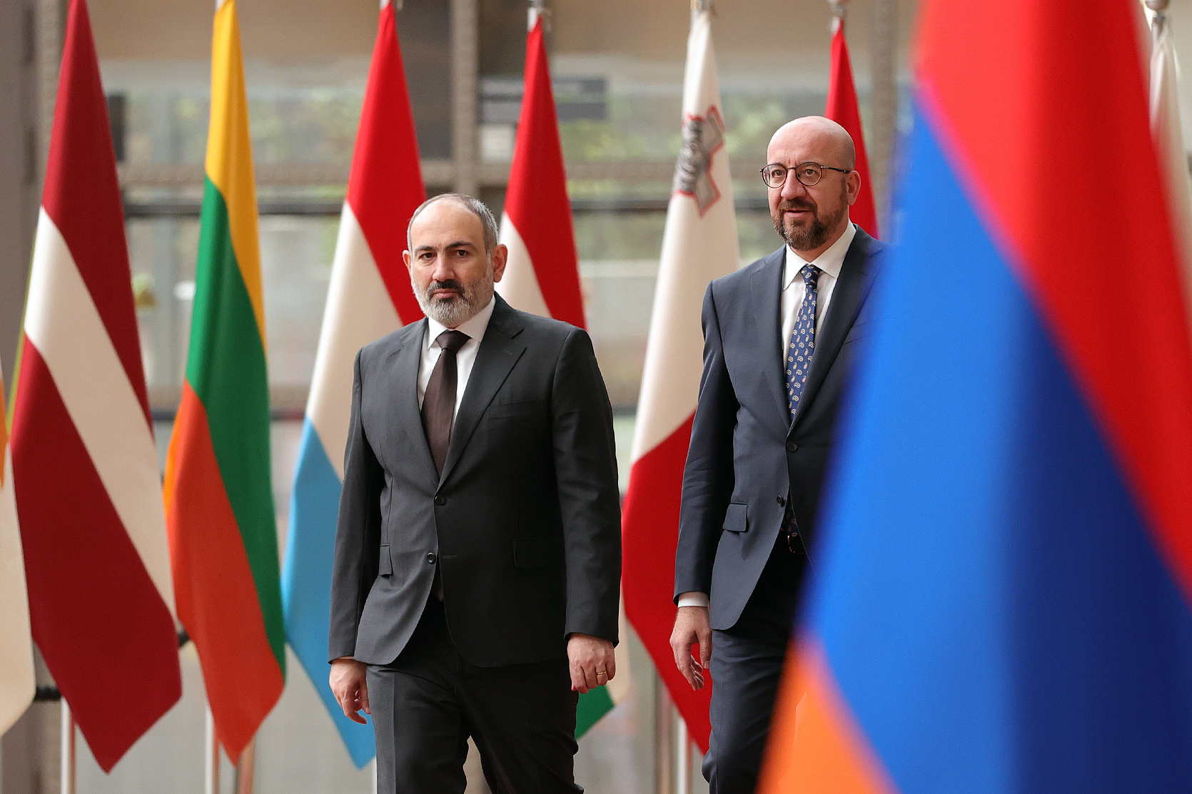 Paşinyan Şarl Mişelə sərhəddəki vəziyyətdən danışdı