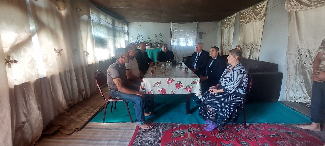 İcra başçısı yaralı hərbçilərin ailələrinə baş çəkdi