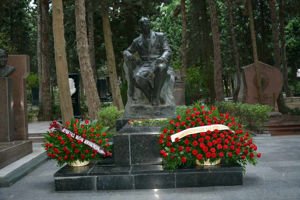 Üzeyir Hacıbəylinin məzarı ziyarət olundu