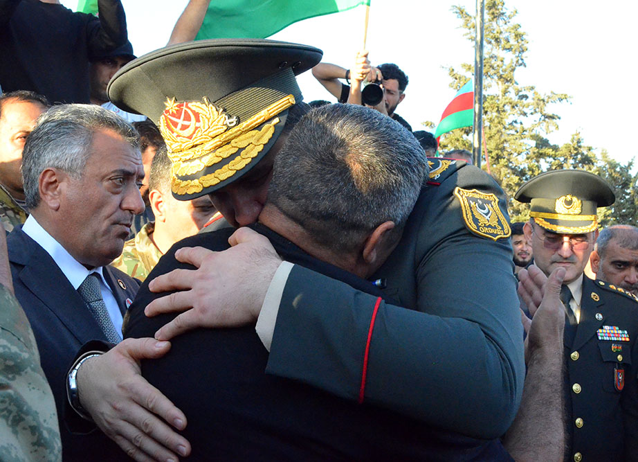 Müdafiə Nazirliyinin rəhbər heyəti şəhidlərin yasında - FOTOLAR