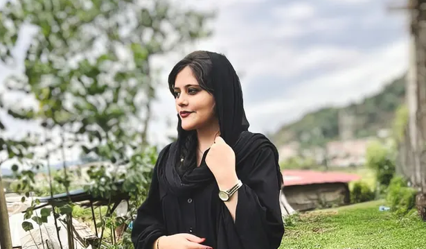 İran şahının arvadı: “Tehran gənc qızın ölümünə görə cavab verməlidir”