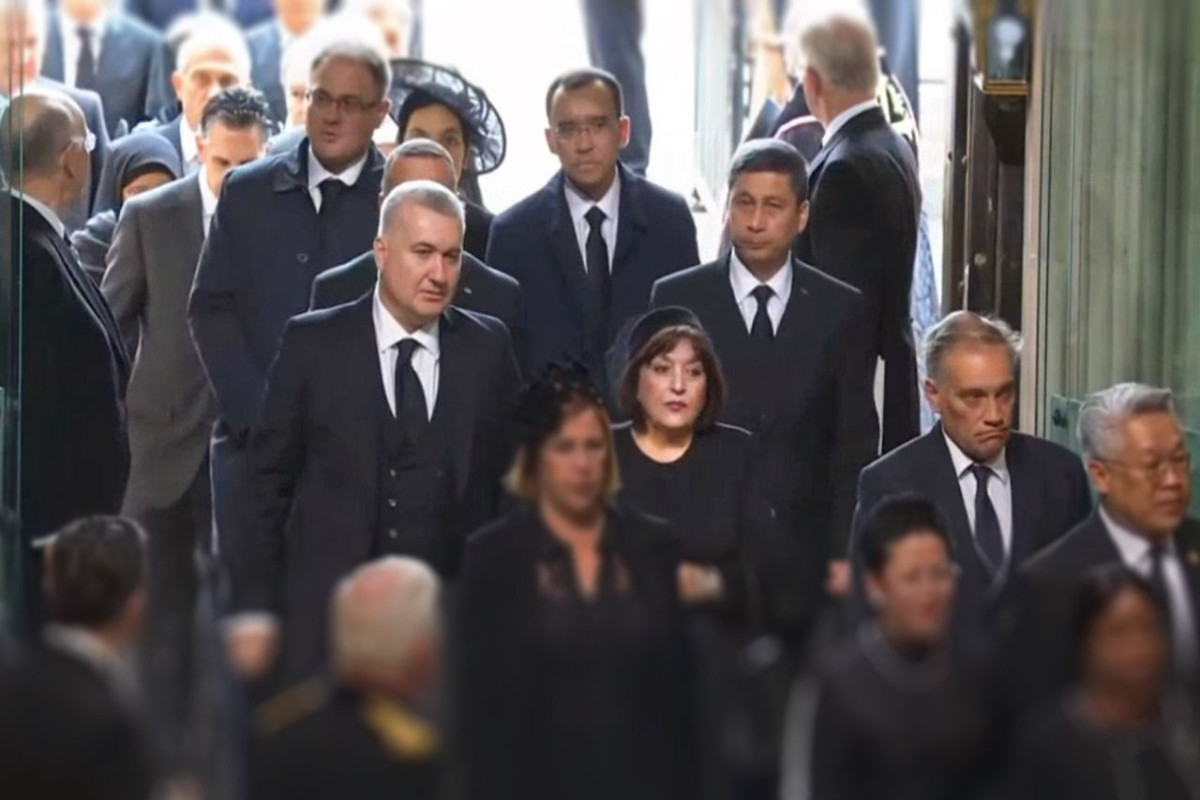 Sahibə Qafarova Kraliçanın vida mərasimində - FOTO