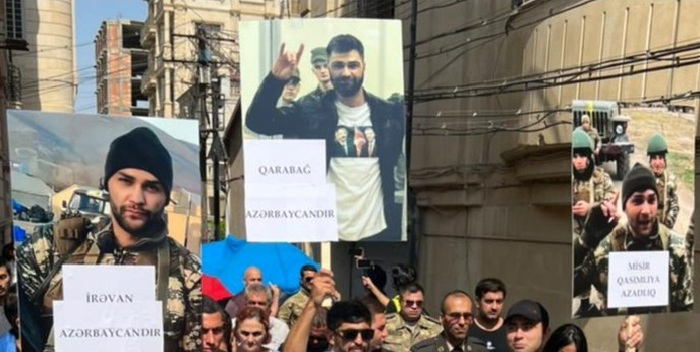 Qazilər Ukrayna səfirliyinin qarşısında aksiya keçirdi