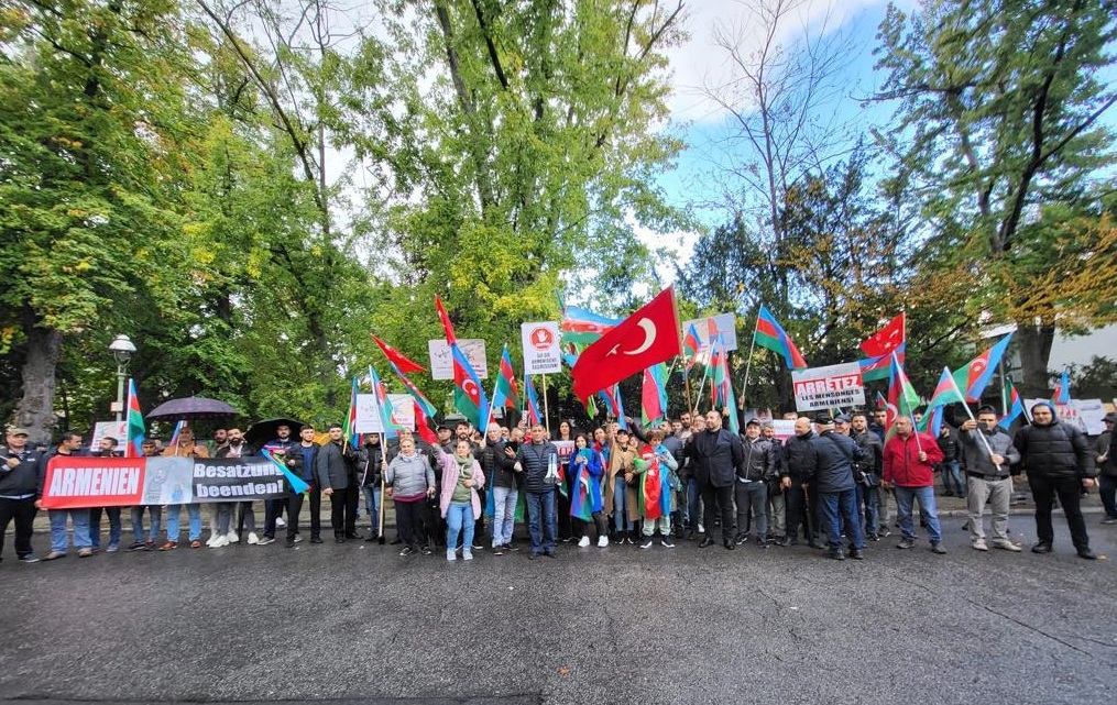 Berlində Ermənistan səfirliyi önündə piket keçirildi - FOTO