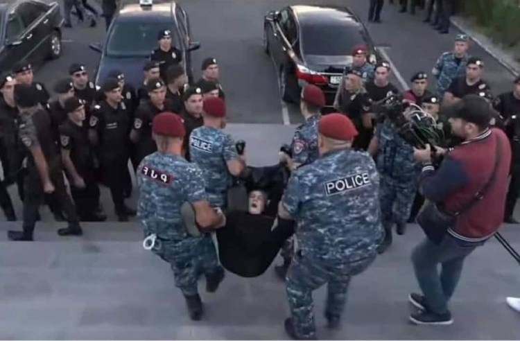 Polis ölən əsgərlərin yaxınlarına zor tətbiq etdi - VİDEO
