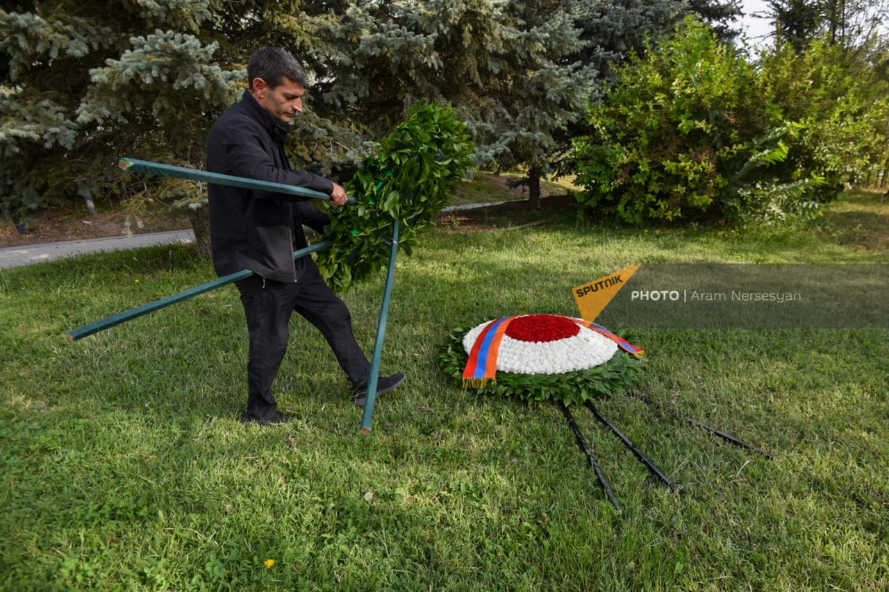Erməni hərbçilərin məzarına gətirilən əklillər dağıdılıb