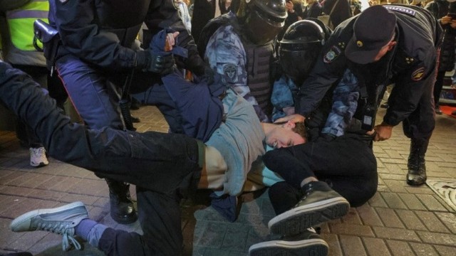 Rusiyada saxlanılan etirazçılara çağırış vərəqələri VERİLDİ