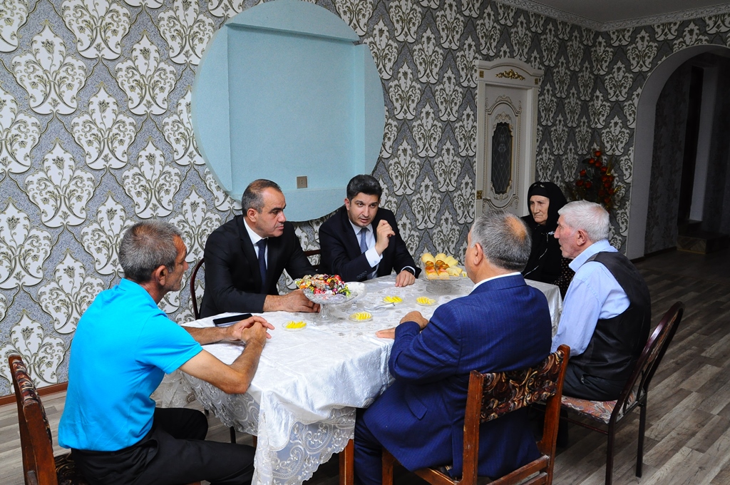 İcra başçısı yaralı hərbçimizi və ailəsini ziyarət edib - FOTO