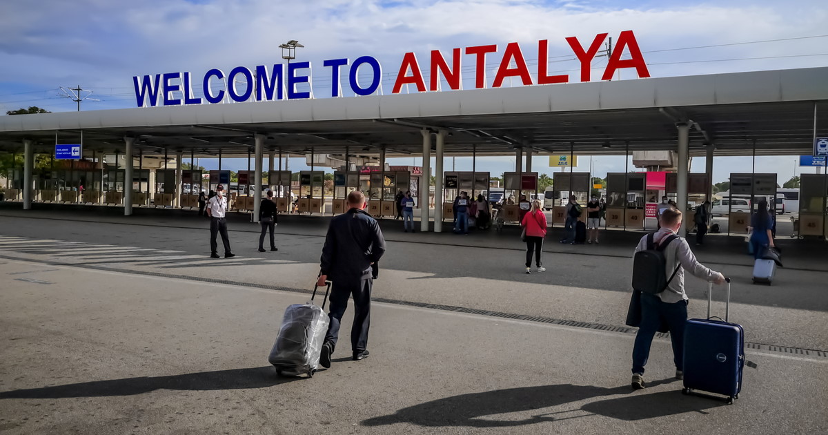 Antalya aeroportunda rus turistlər arasında İNSİDENT