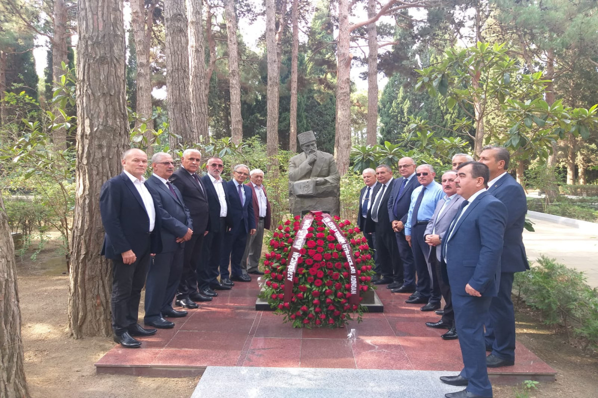 Qurultay nümayəndələri Fəxri Xiyabanı ziyarət ediblər