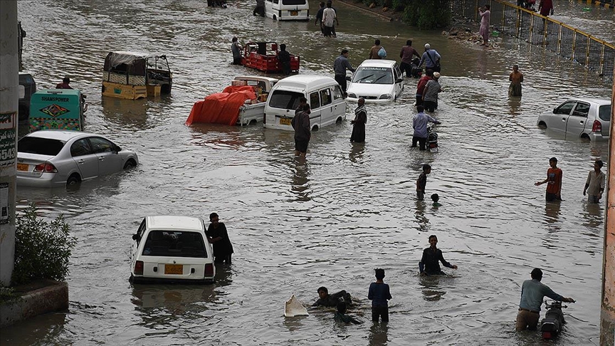Pakistanda yüzlərlə uşaq yağışdan ÖLÜB