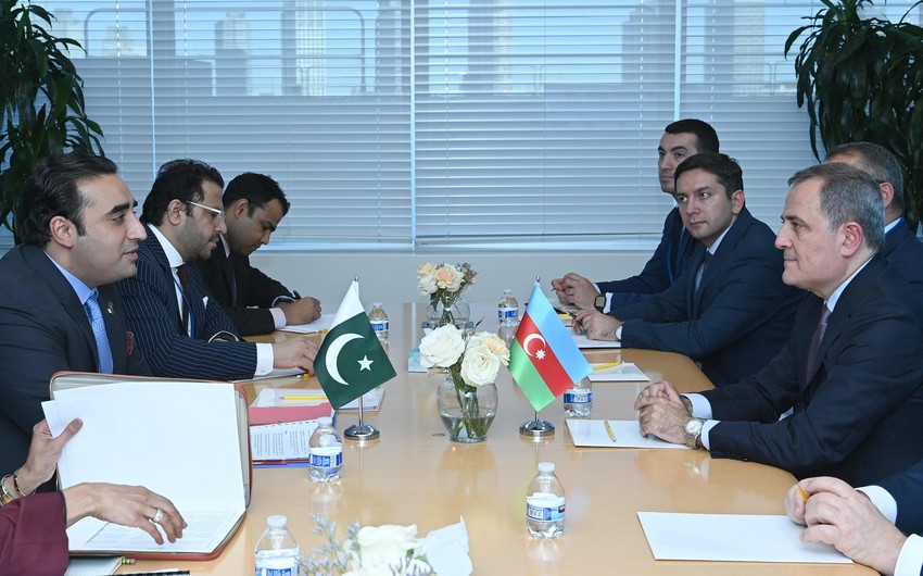 Ceyhun Bayramov Pakistanın XİN rəhbəri ilə görüşüb