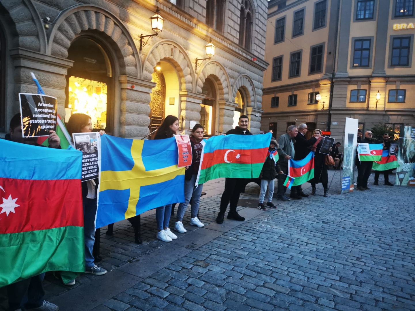 Azərbaycanlılar İsveç parlamentinin önündə piket keçirib - FOTO