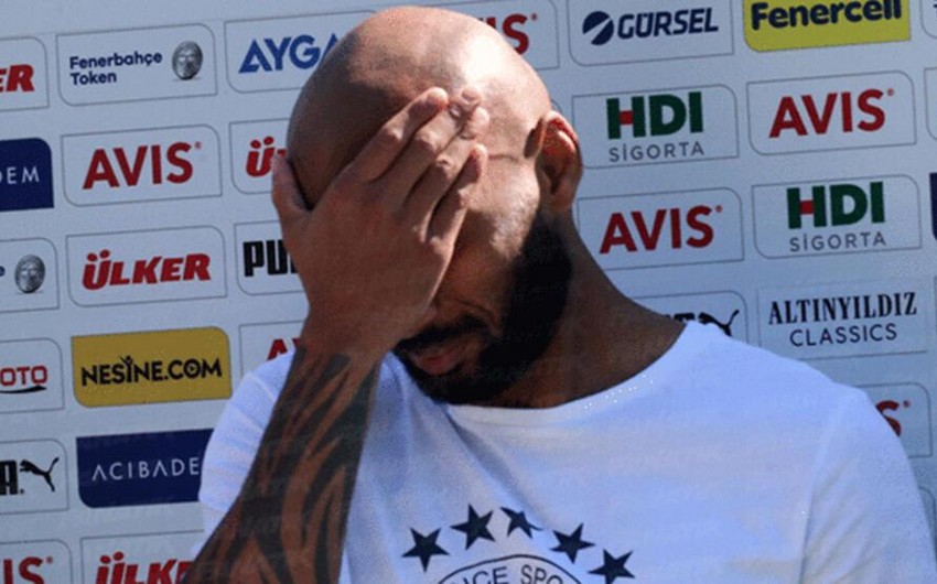 Futbolçunu canlı yayımda arı sancdı