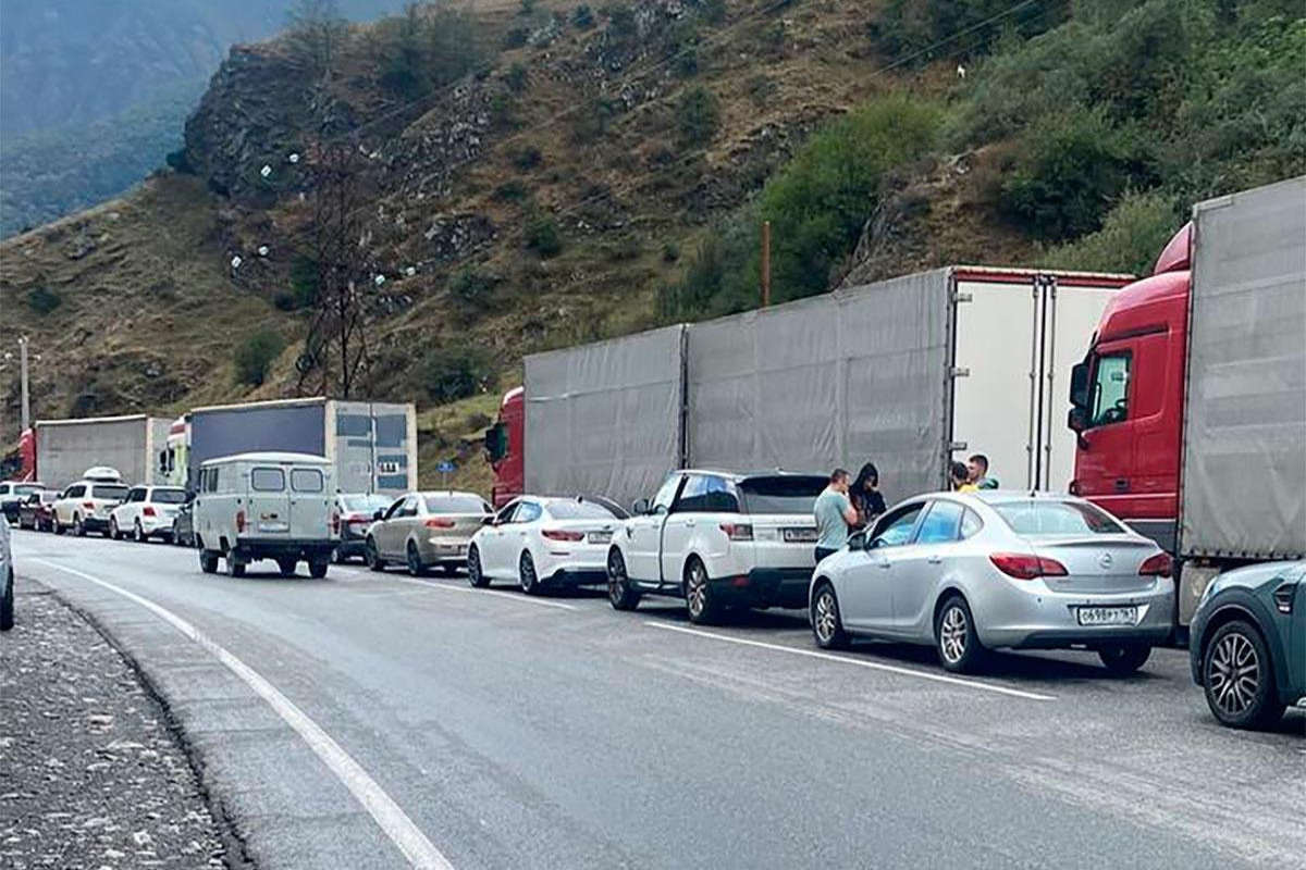Ruslar Gürcüstana QAÇIR - Sərhəddə 20 kilometrlik tıxac