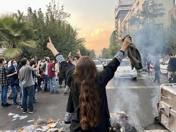 İran polisi qadınları atəşə tutdu