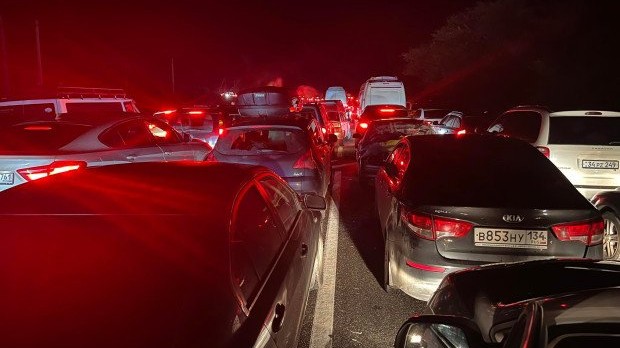 Döyüşdən qaçanlar sərhəddə 17 kilometrlik tıxac yaratdılar