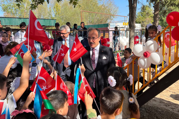 Cahit Bağçı məcburi köçkün uşaqları sevindirdi – FOTO