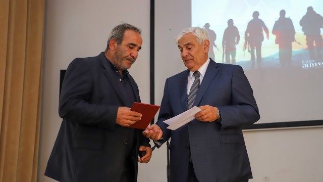 Şəhid məzunların diplomları ailələrinə verildi - VİDEO