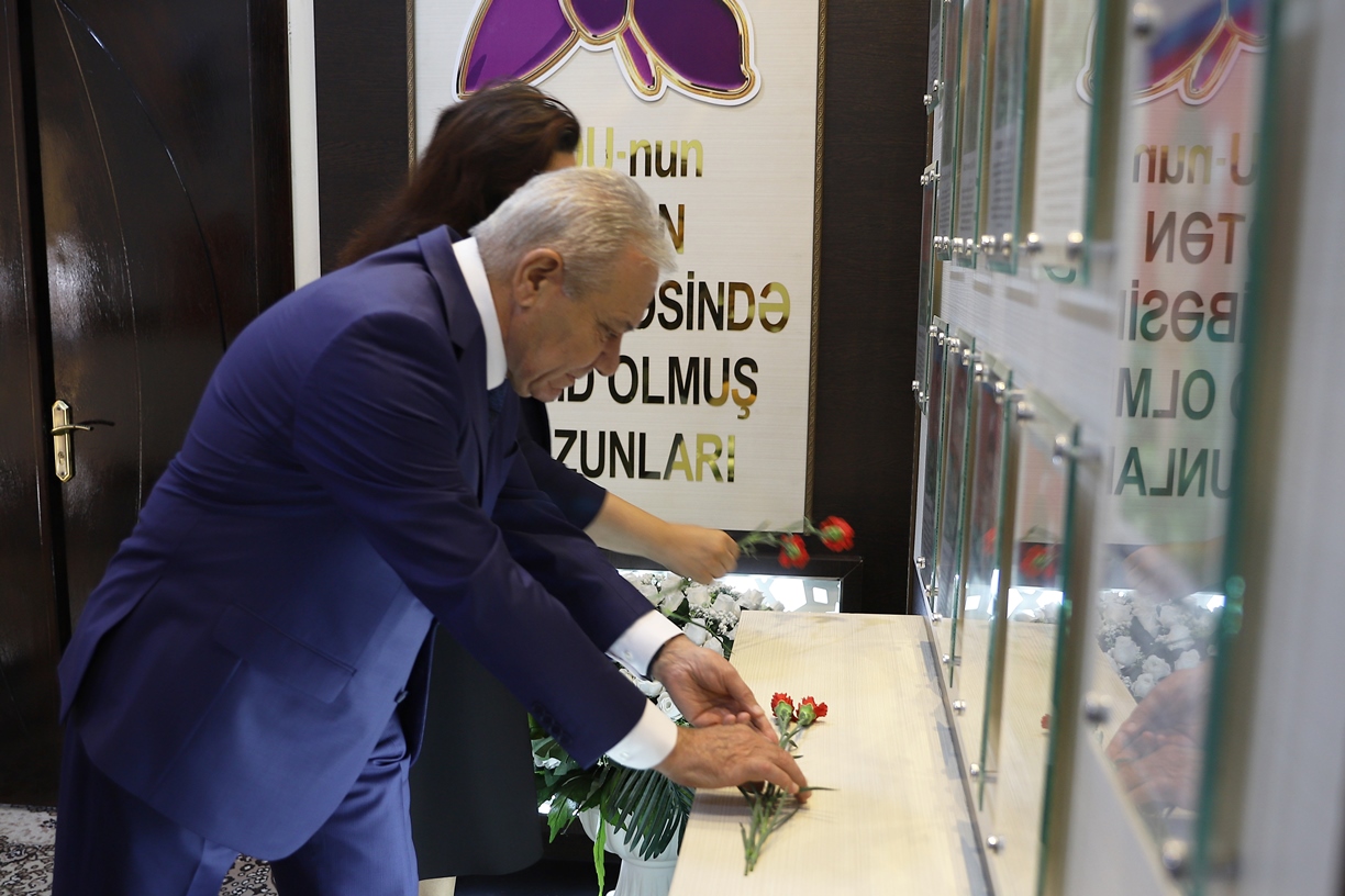 GDU-nun kollektivi Şəhidlər Xiyabanını ziyarət edib