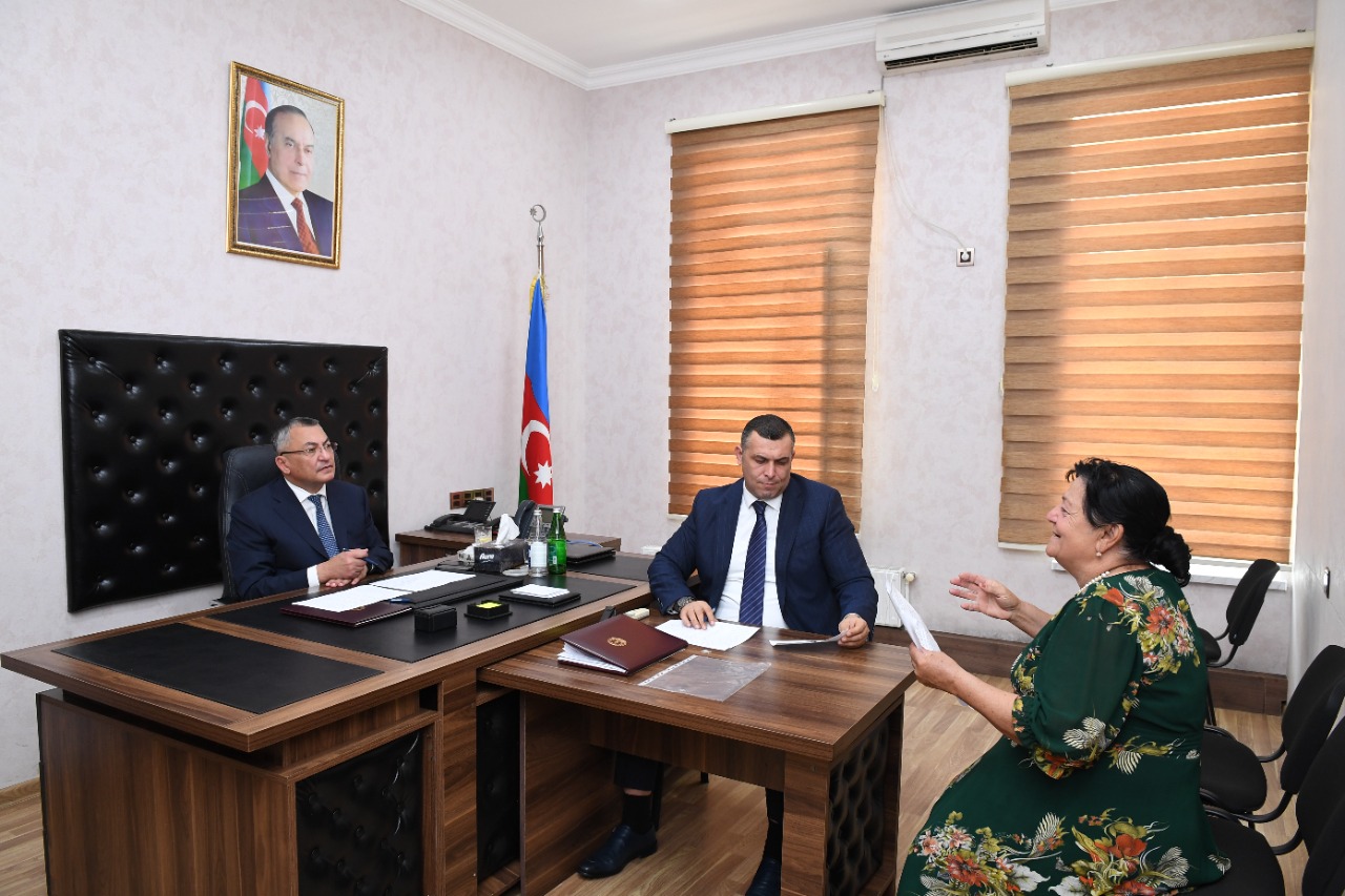 Komitə sədri vətəndaşların müraciətlərini dinləyib