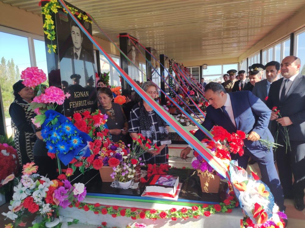 İcra başçısı Şəhidlərin məzarlarını ziyarət edib