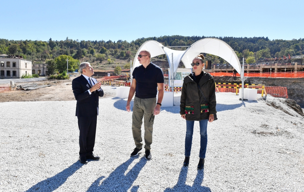 Prezident Şuşada yeni yaşayış kompleksinin tikintisi ilə tanış oldu