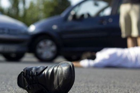 Yolu keçmək istəyən piyadaları maşın vurdu