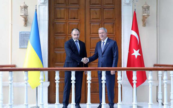 Hulusi Akar ukraynalı nazirlə danışdı
